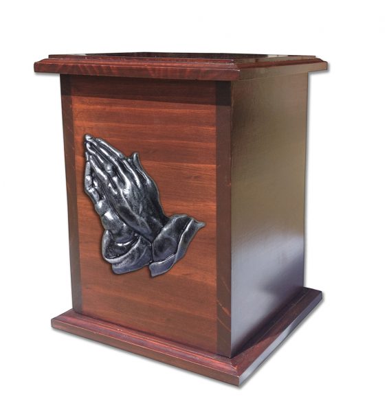 UrnaNogalOSVerticalPlatAnManosHQ