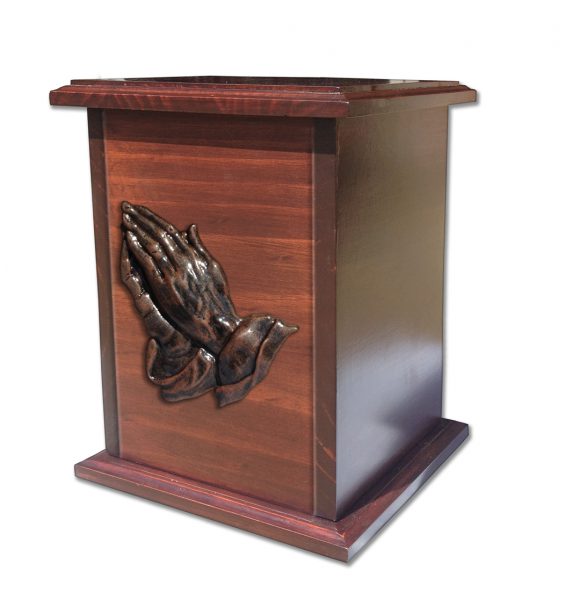 UrnaNogalVerticalFerCobManosHQ